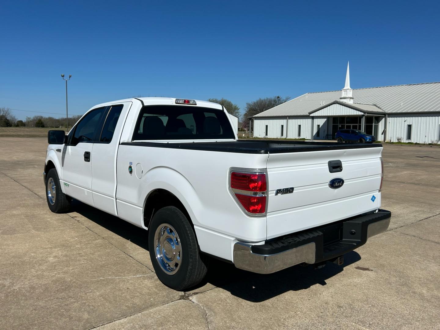 2014 White /Gray Ford F-150 XLT SuperCab 8-ft. Bed 2WD (1FTEX1CM9EK) with an 3.7L V6 DOHC 24V engine, 6-Speed Automatic transmission, located at 17760 Hwy 62, Morris, OK, 74445, (918) 733-4887, 35.609104, -95.877060 - 2014 FORD F-150 XLT SUPERCAB 8-ft. BED 2WD 3.7L V6 FEATURES KEYLESS REMOTE ENTRY, POWER LOCKS, POWER WINDOWS, AM/FM STEREO, SIRIUS XM STEREO, CD PLAYER, AUXILLARY PORT, HANDS-FREE BLUETOOTH CALLING, CRUISE CONTROL, TRACTION CONTROL, MULTI-FUNCTIONING STEERING WHEEL CONTROLS. HAS 169,145 MILES WITH 2 - Photo#6